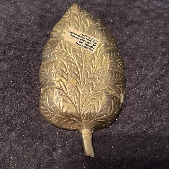 ⭐️ Vintage mid century decorative molded brass leaf trinket holder dish